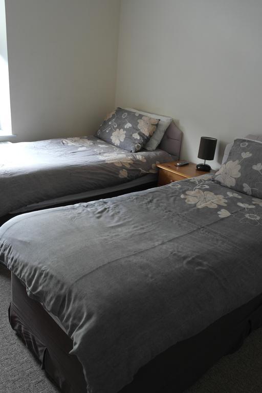 Hikers And Bikers Bed and Breakfast Hadfield Esterno foto